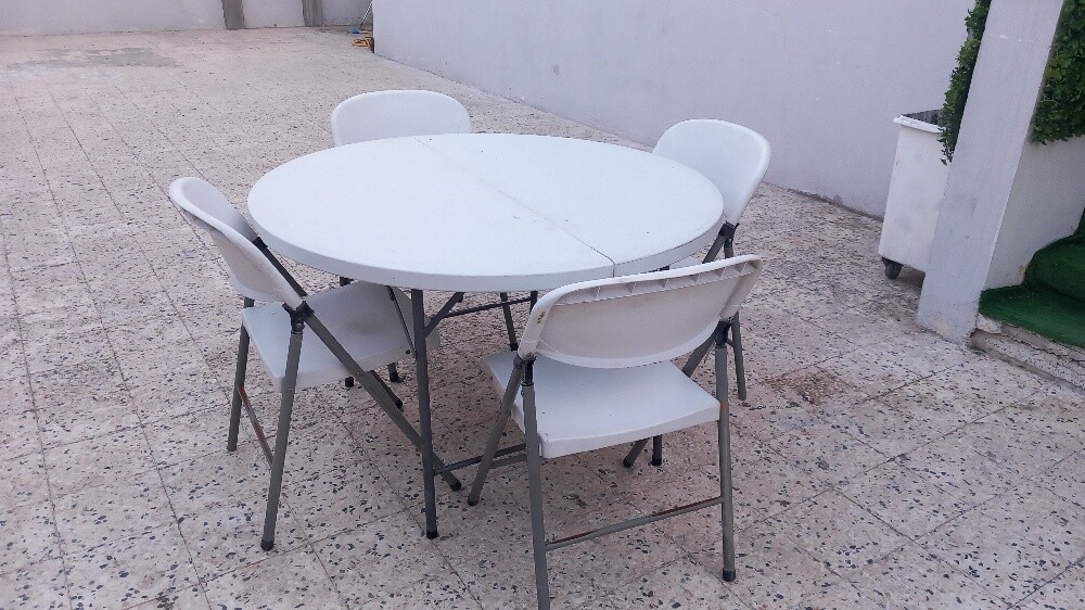 طاولة مع ٤كراسي - 2