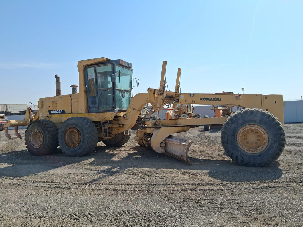 Komatsu 825 - 2