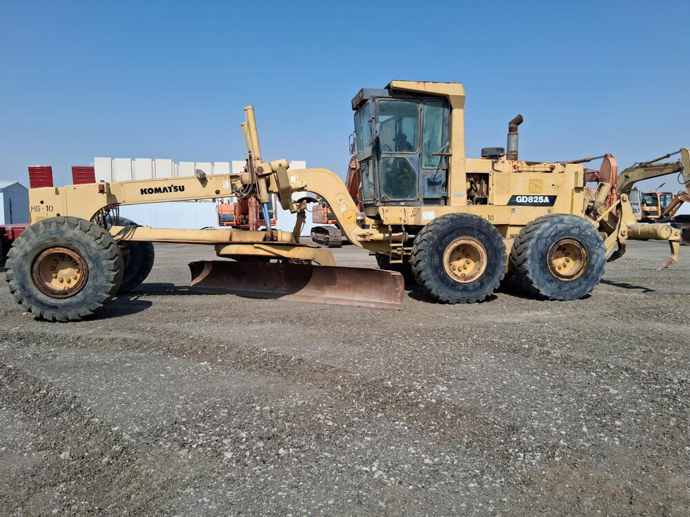 Komatsu 825 - 1