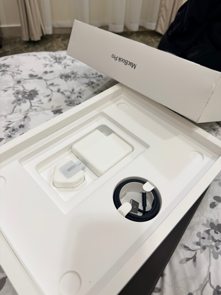 New Apple MacBook Pro 14 M5 24GB2TB - 3