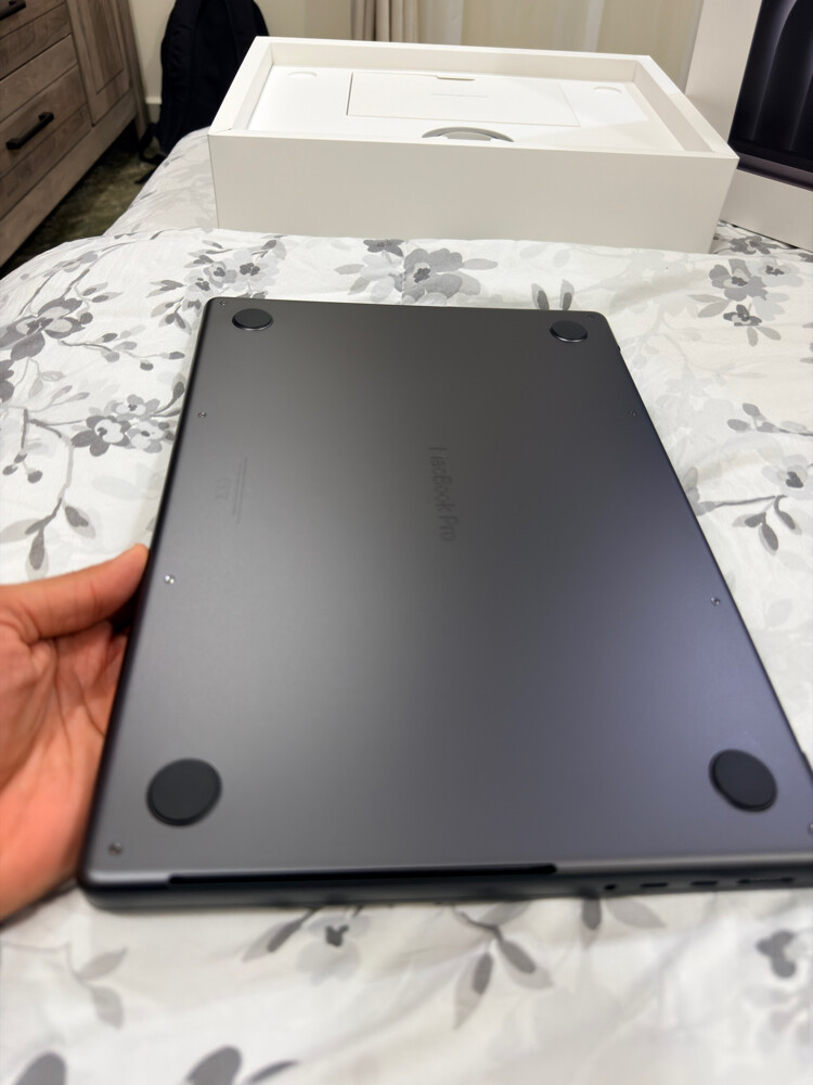 New Apple MacBook Pro 14 M5 24GB2TB - 4