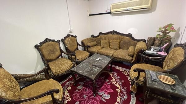 طقم جلوس وطاولات بحالة ممتازة - 3
