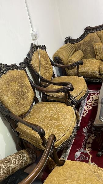 طقم جلوس وطاولات بحالة ممتازة - 2