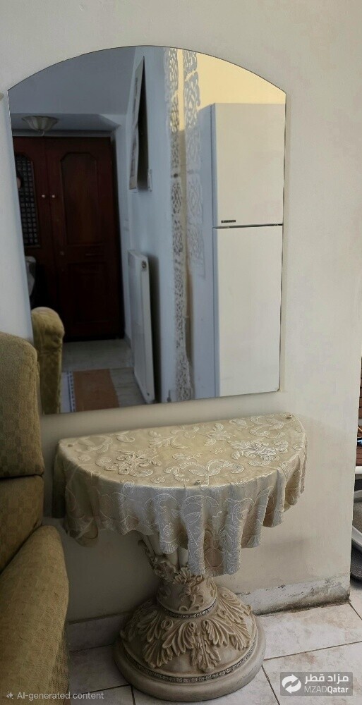 طاولة جانبية مزخرفة بقاعدة منحوتة - 1