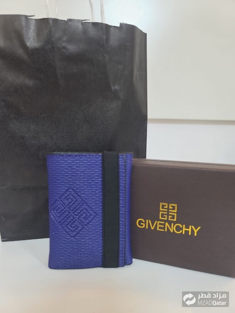 GlVENCHY - 3