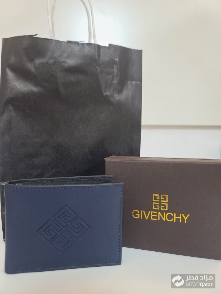 GlVENCHY - 5