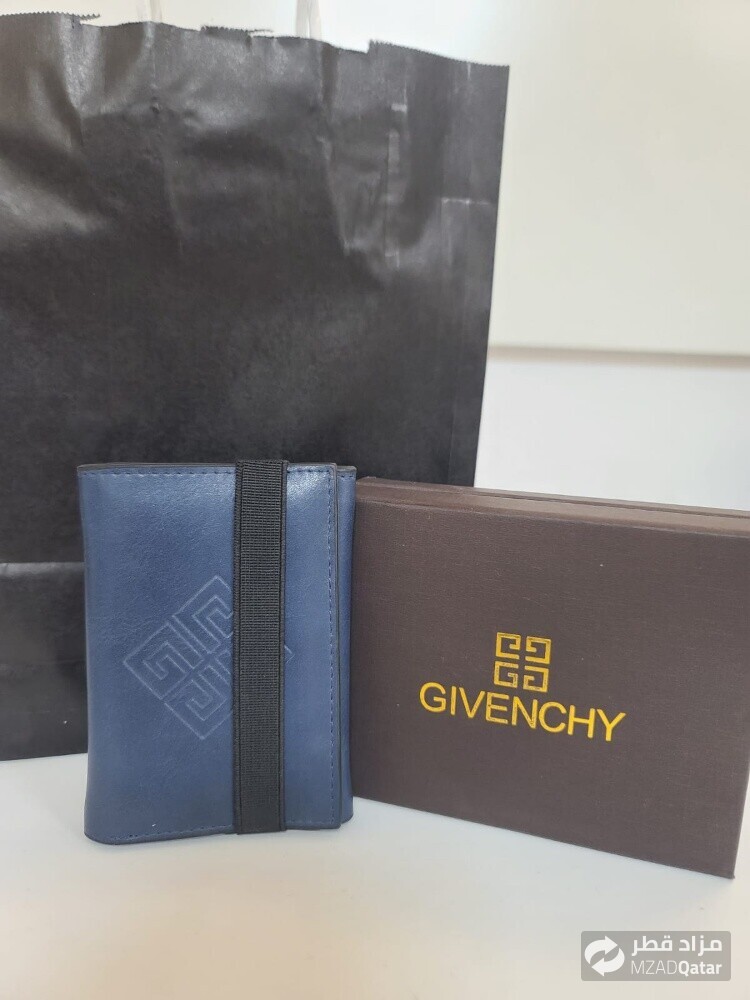 GlVENCHY - 2