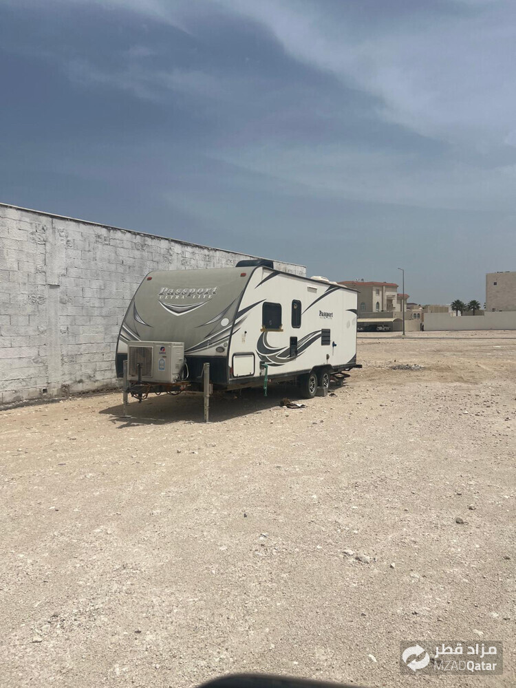 كرفان امريكي موديل ٢٠١٦ بحاله ممتازه ٢٧ قدم طاوله طعام مطبخ ٢ سرير لفرد وسرير كبير لشخصين مع دورة مياه مكيف ومحول كهرباء ٢٤٠ فولت - 1