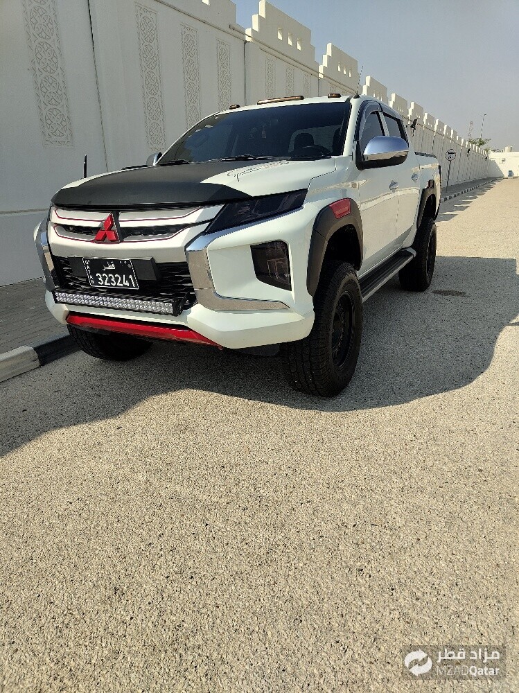 Mitsubishi pickup - 2