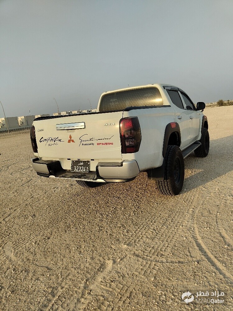 Mitsubishi pickup - 4