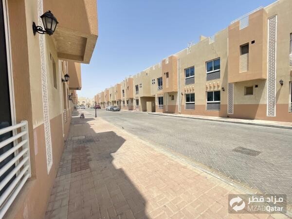 شقق بمجمع ساكنى للايجار بالمطار - 1