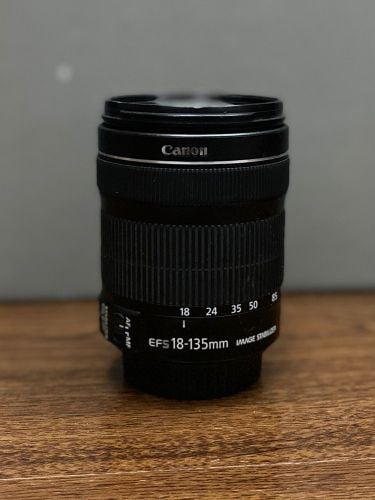عدسة كانون ١٨-١٣٥مم 