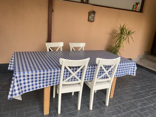 dining table with 4 chairs is 800