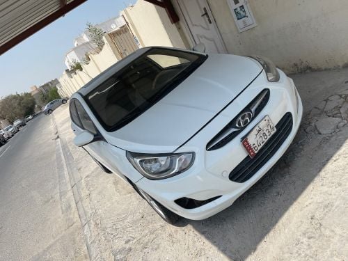 سائق مع سياره للتوصيل 