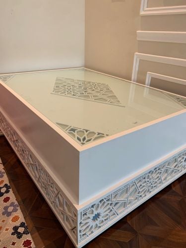 طاولة كبيره وثلاث صغار 