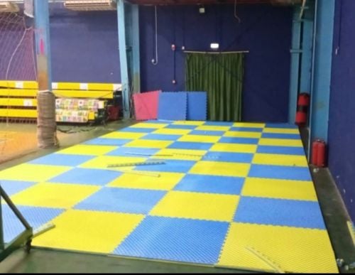 Floor rubber met