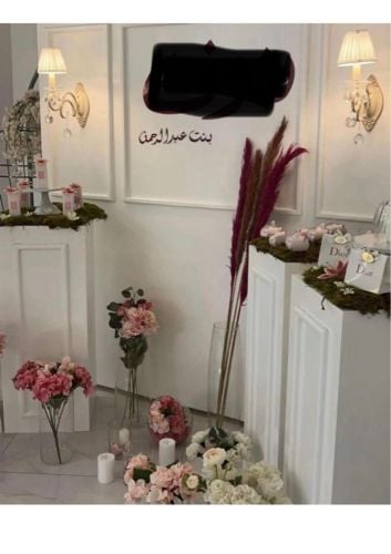 استاند خشبي ابيض 