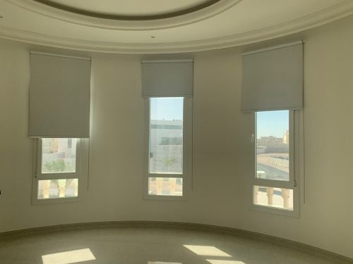 لدينا بكرة ستائر جيدة
