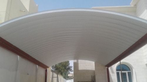 مظلات مع السيارة و البوابة