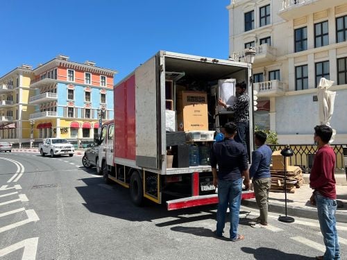 close truck moving company