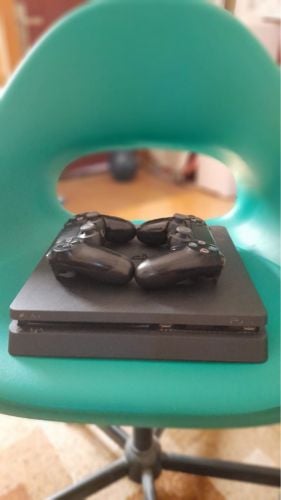 Play station 4 with 2 controllers