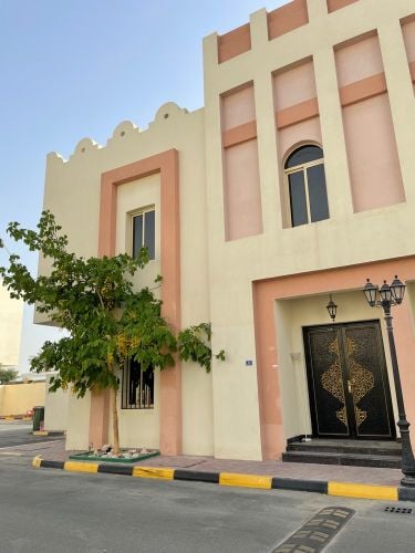 فيلا للإيجار داخل مجمع ام صلال مح