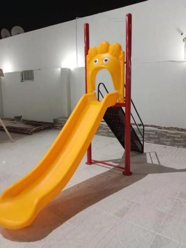 الأطفال ينزلقون