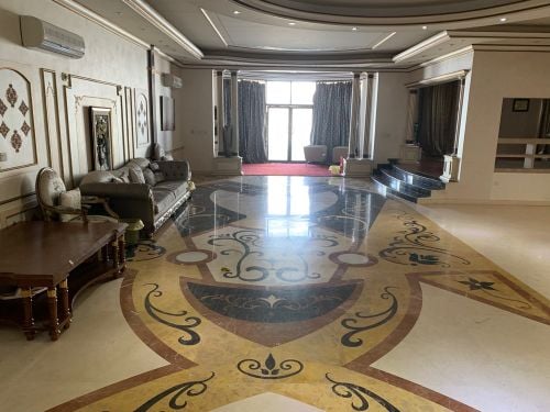 للبيع فيلا بالدحيل على ٣ شوارع 