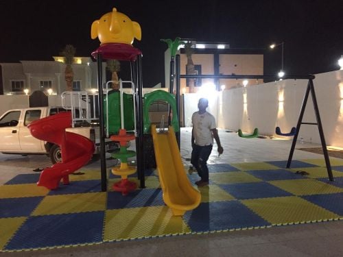 الأطفال يتأرجحون وينزلون