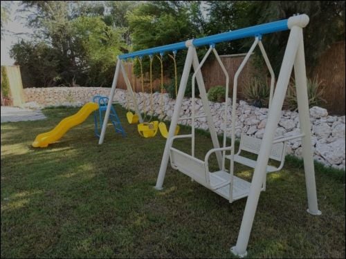 أرجوحة الطفل والانزلاق