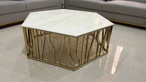 طاولة وسط مع ٣ طاولات جانبية.