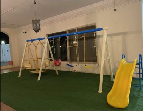 أرجوحة الطفل والانزلاق