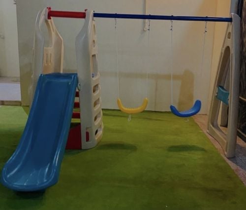 أطفال يتأرجحون وينزلقون