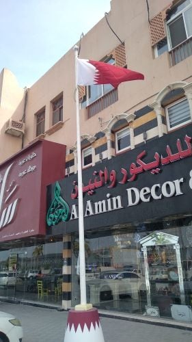 سارية علم مع قاعدة خرسانية