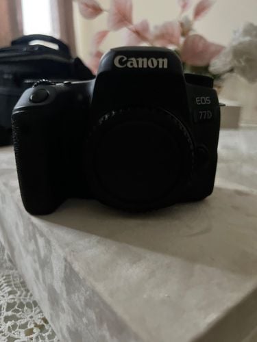 canon EOS 77D camera