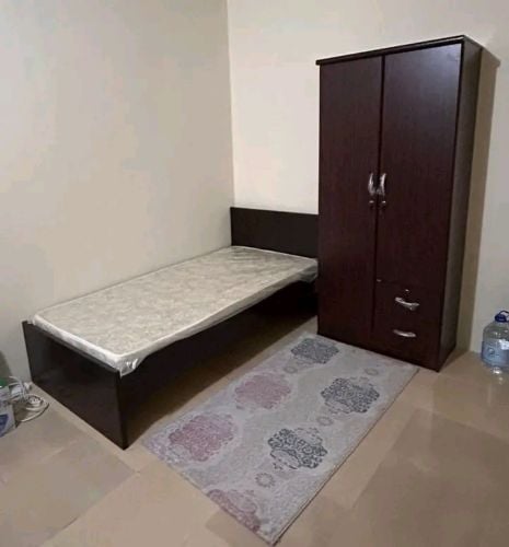 سرير جديد مع خزانة متاحة