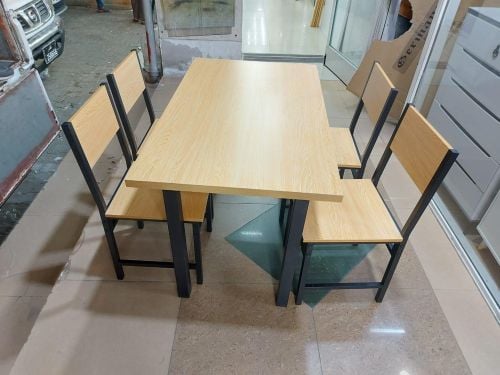 طاولة طعام جديدة للبيع 