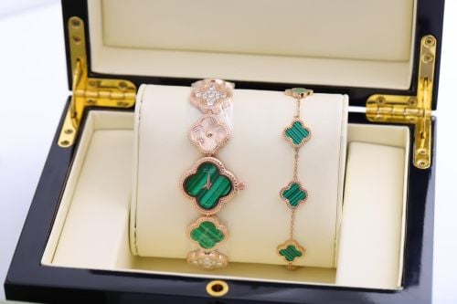 طقم حريمي فخم ساعه وسوار