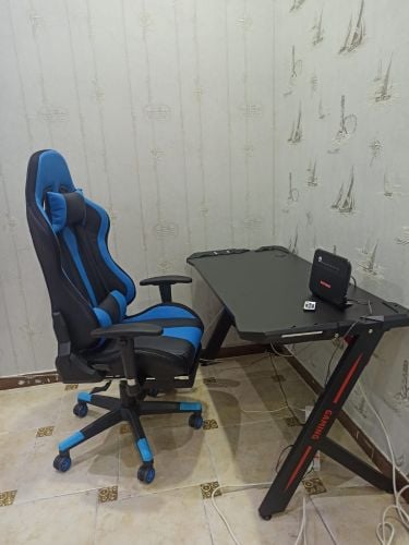 gaming chair and table