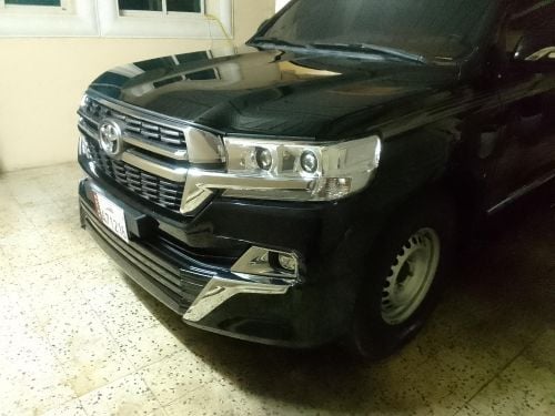 تنضيف شامل غسيل و تلميع السيارات