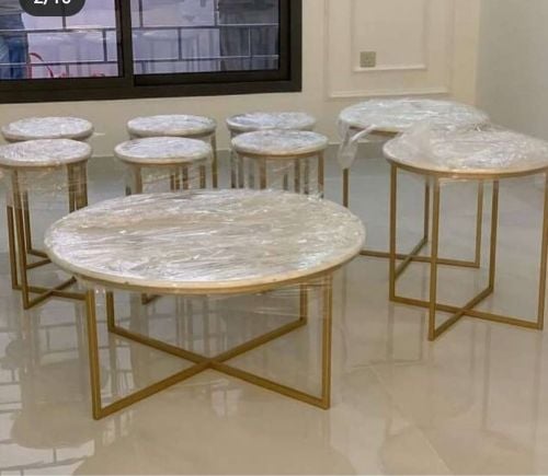 طاولات خشبية وحديدية