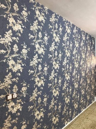 Fixing and sealing wallpaper