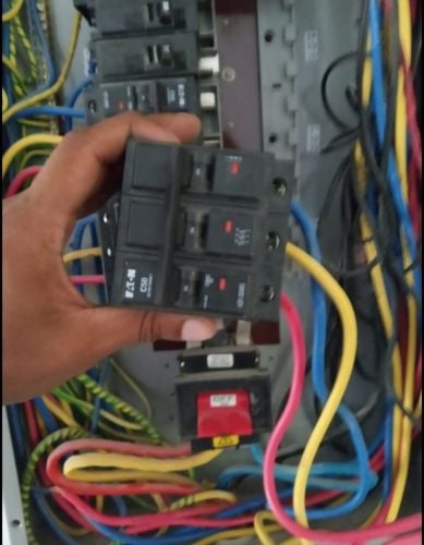 فني كهرباء وسباكة
