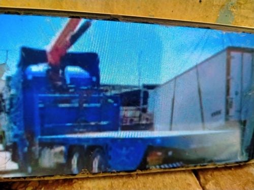 لدينا كرين لتوصيل الاغراض من والى