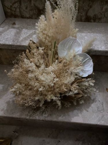 فيه مجموعه من الورد الجاف