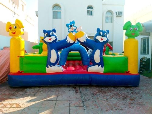 للايجار نطاطيات مع بركة او ملعب ص