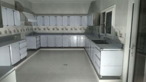 خزانة جدارية وقاعدة متوسطة