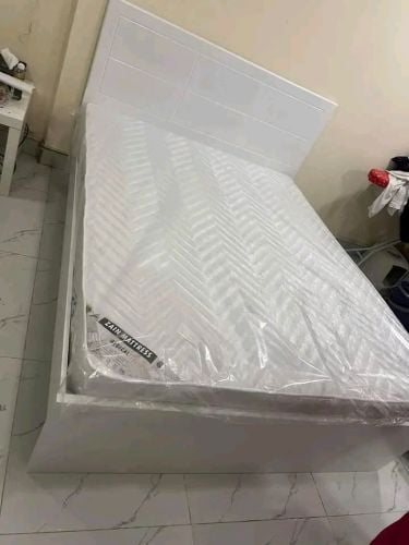 سرير بحجم كوين جديد مع مرتبة