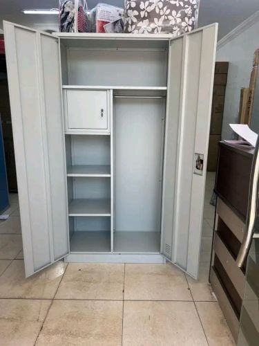 خزانة فولاذية ببابين متاحة