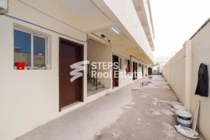 سكن مع 12 غرف للإيجار
